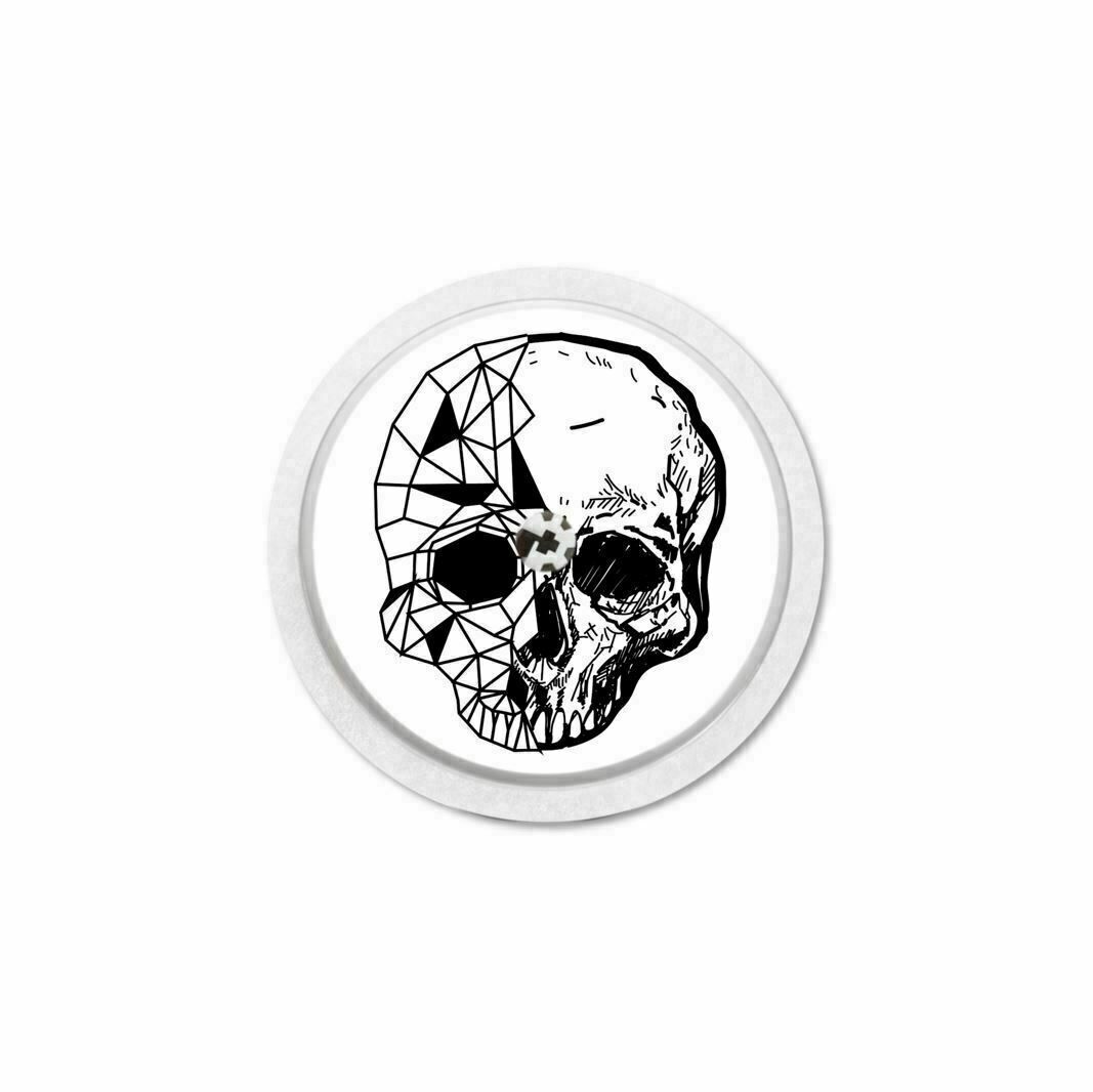Runder Aufkleber mit einem Totenkopf. Die eine Hälfte geometrisch, die andere Hälfte realistisch dargestellt.