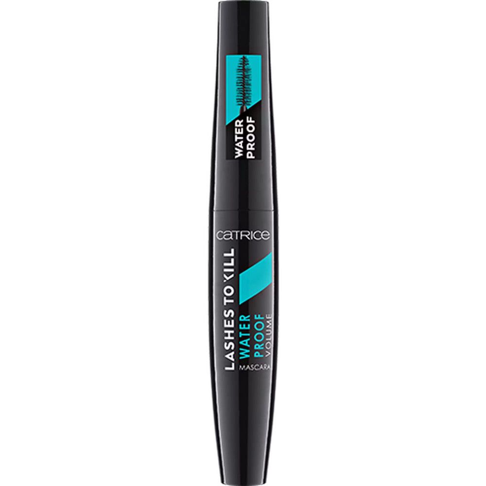 Schwarze Mascarabürste und -flasche. Aufschrift: LASHES TO KILL WATER PROOF VOLUME. Türkisfarbene Akzente. Geschlossene Flasche.