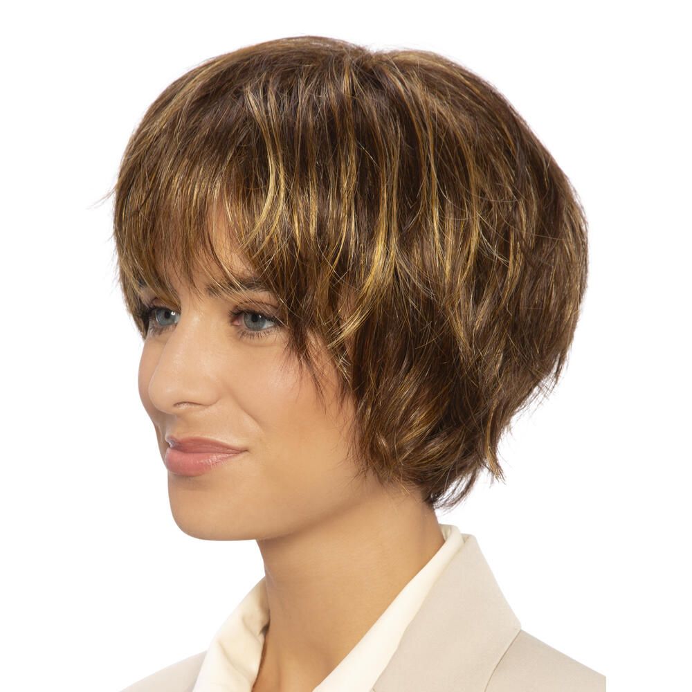 Kurzhaarperücke, braun mit helleren Strähnen. Seitenansicht einer Frau mit beigem Blazer.