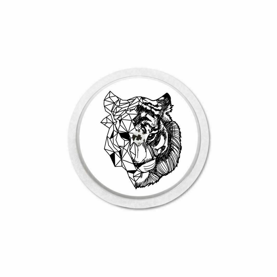 Runder Aufkleber mit einem Tigerkopf. Die eine Hälfte geometrisch, die andere Hälfte realistisch dargestellt.