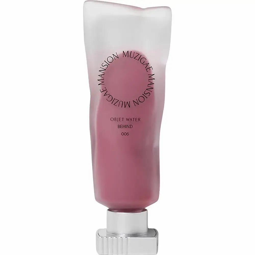 Lippentönung in einer Tube. Aufschrift: MUZIGAE MANSION, OBJET WATER, BEHIND, 006. Rosa Farbe.
