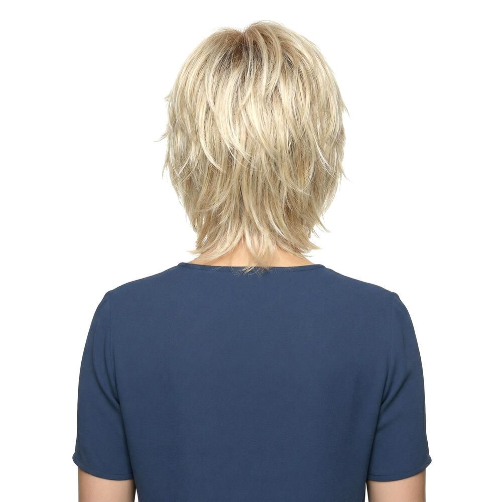 Rückansicht einer blond gefärbten Perücke mit kurzem, gestuftem Schnitt. Die Frau trägt ein blaues Oberteil.