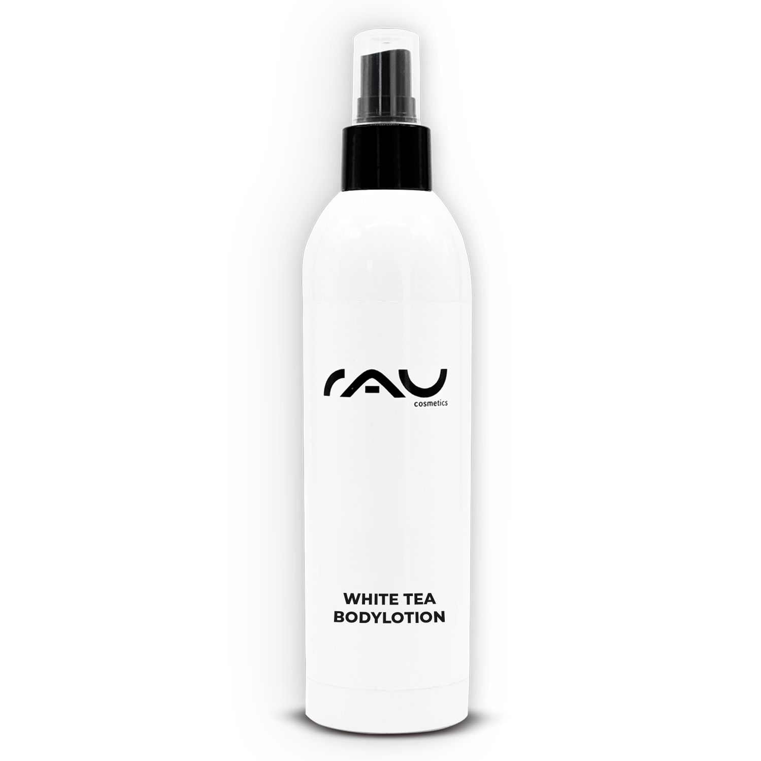 Weiße Flasche mit schwarzem Sprühkopf. Aufschrift: RAU cosmetics, White Tea Bodylotion.