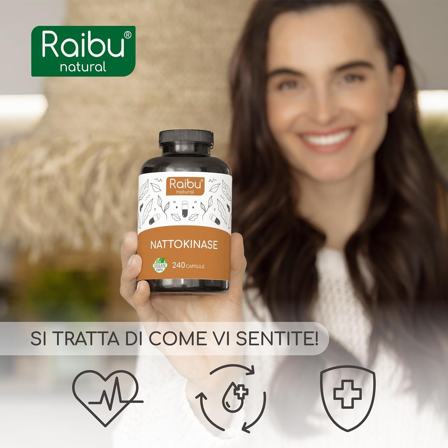 Donna tiene in mano un flacone di capsule di Nattokinase. Marchio: Raibu natural. 240 capsule, Vegan.
