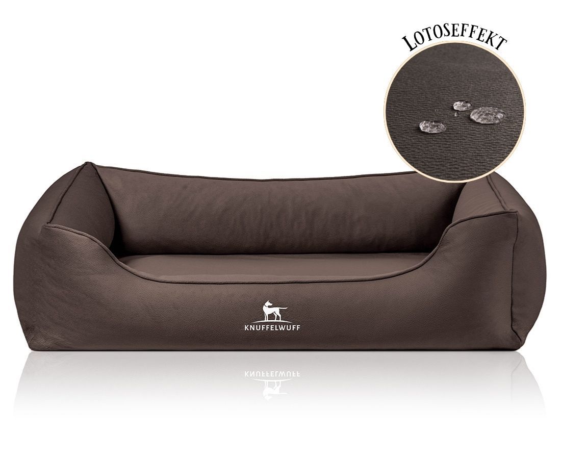 Braunes orthopädisches Hundebett mit dem Logo Knuffelwuff. Detailansicht zeigt wasserabweisende Oberfläche mit Tropfen.