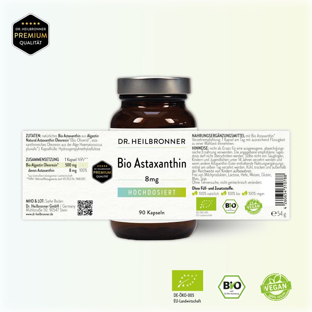 Braune Glasflasche mit Kapseln. Aufschrift: Bio Astaxanthin 8mg, 90 Kapseln. Überlagerte Packungsbeilage. Siegel: Premium, Bio, Vegan.