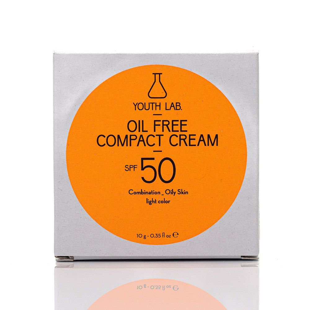 Weiße Verpackung mit orangefarbenem Kreis. Text: OIL FREE COMPACT CREAM SPF50. Für Mischhaut, fettige Haut, helle Farbe.