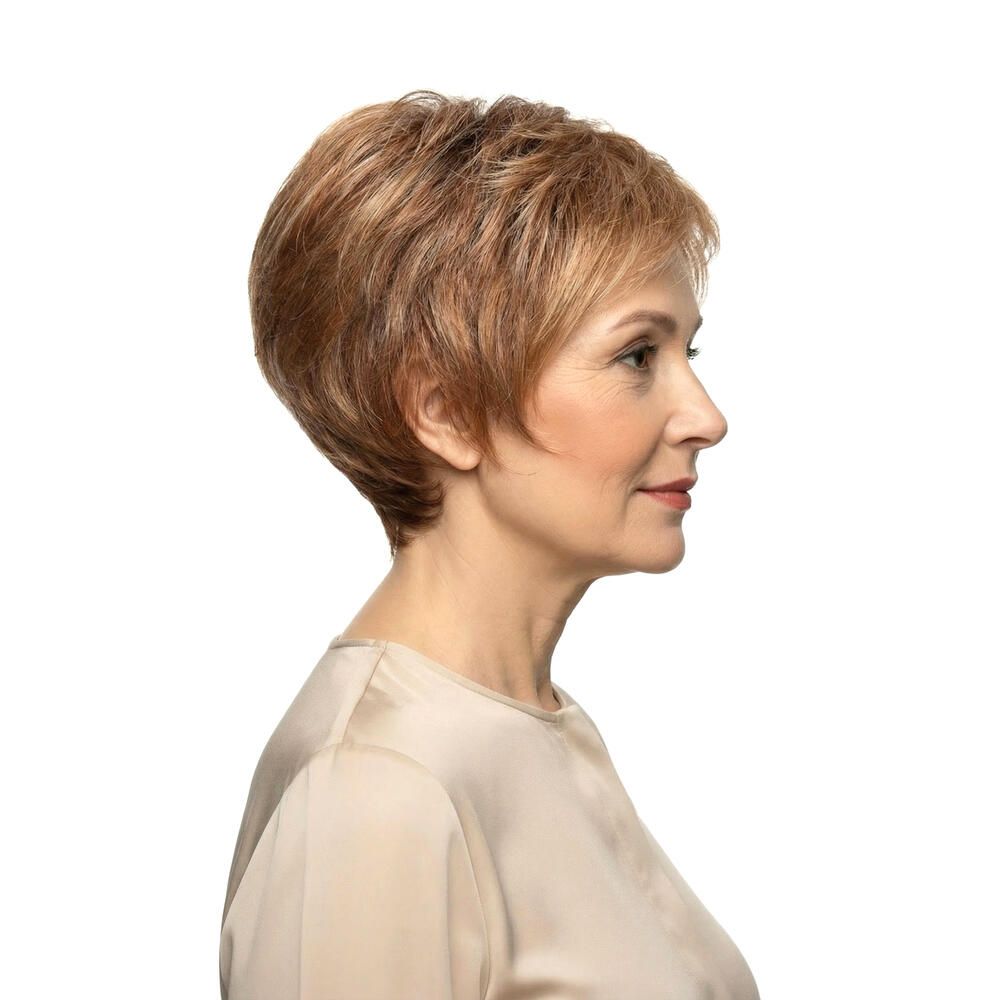 Kurzhaarperücke mit blonden Strähnen. Seitenansicht einer Frau mit hellbrauner Bluse. Natürlicher Look.