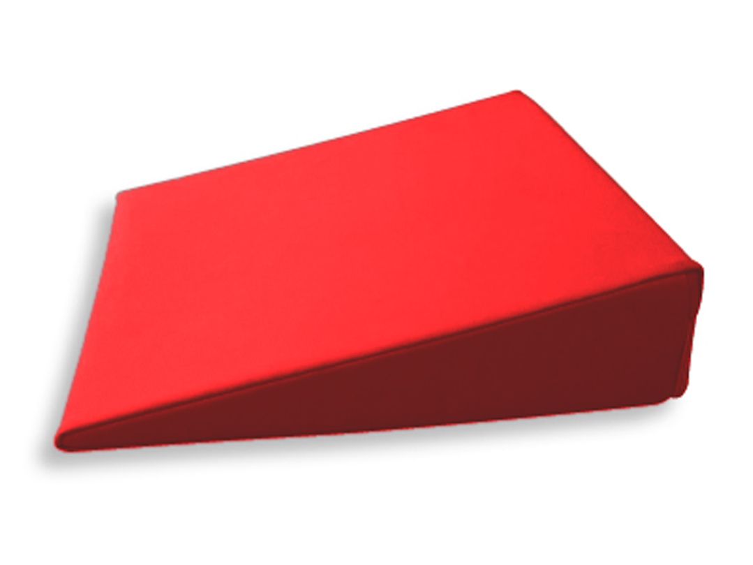 Rotes, keilförmiges Sitzkissen. Oberseite rot, Unterseite dunkelrot. Schräge Form.