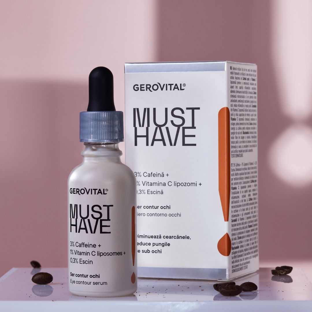 Serumflasche mit Verpackung. Aufschrift: MUST HAVE, 3% Koffein, 1% Vitamin C, 0,3% Escin. Kaffeebohnen.