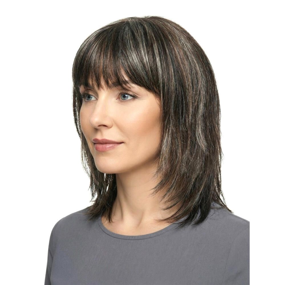 Frau mit Perücke. Dunkelbraunes Haar mit helleren Strähnen, Pony. Seitenansicht.