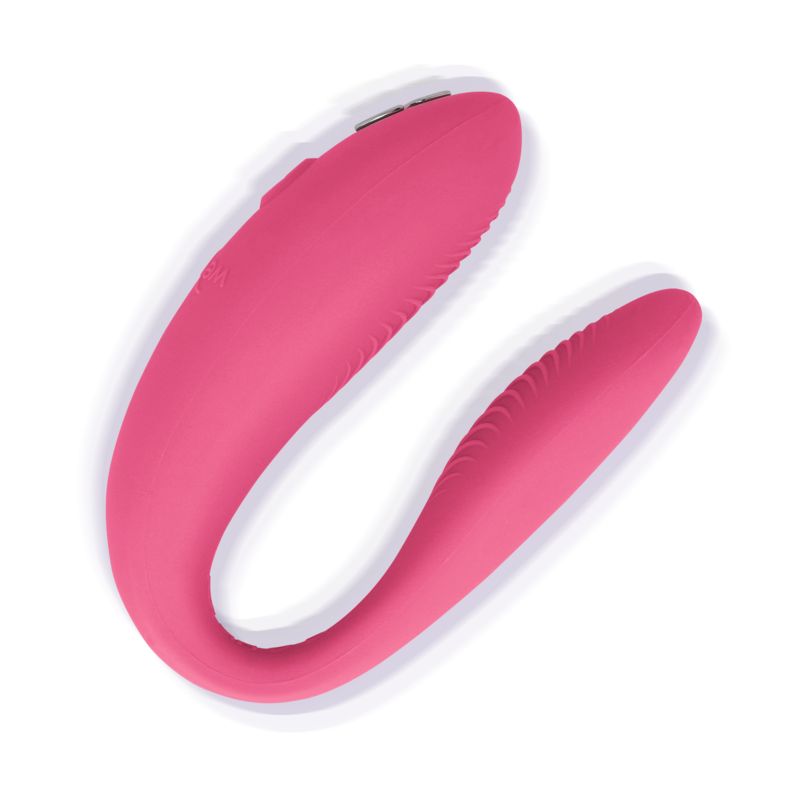 Rosa We-Vibe Sync Lite, Ansicht von oben. Das Produkt hat eine geschwungene Form mit zwei Enden und eine glatte Oberfläche.