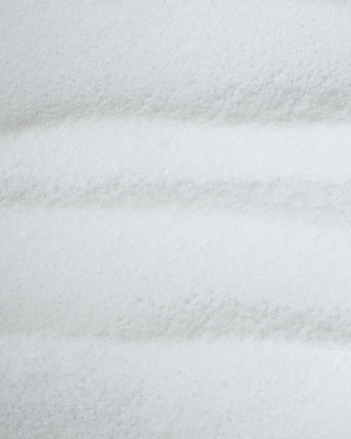 Nahaufnahme von feinem weißem Pulver mit horizontalen Streifen.