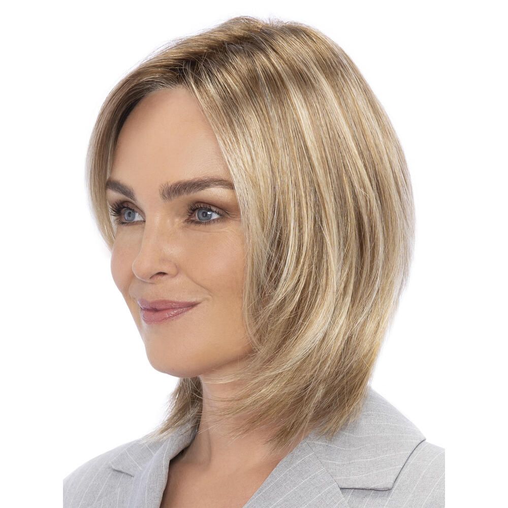 Perücke Megan von trendhair. Blondes Haar mit Strähnen, schulterlang, gestuft geschnitten. Seitenansicht einer Frau.