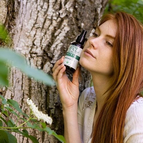 Alteya Organics weißes Rosenwasser im Glas