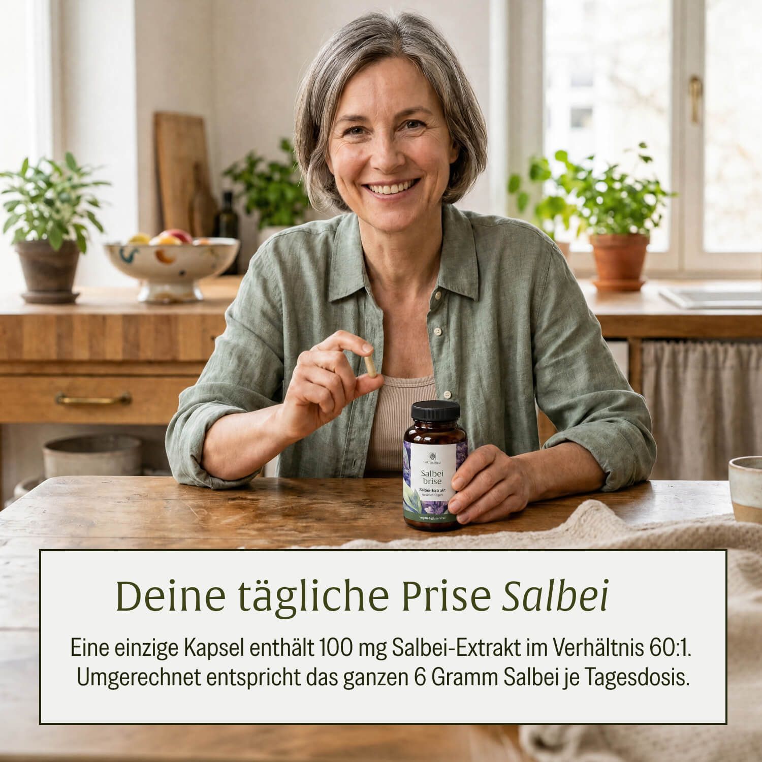 Lächelnde Frau hält Salbei Extrakt Kapsel. Flasche im Hintergrund. Tägliche Dosis.