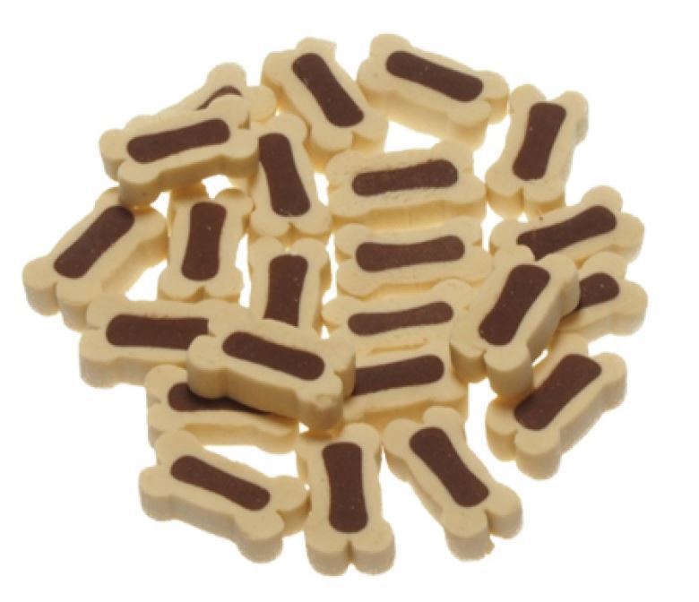 Hundefutter-Snacks in Knochenform. Beige mit brauner Füllung. Auf weißem Hintergrund.