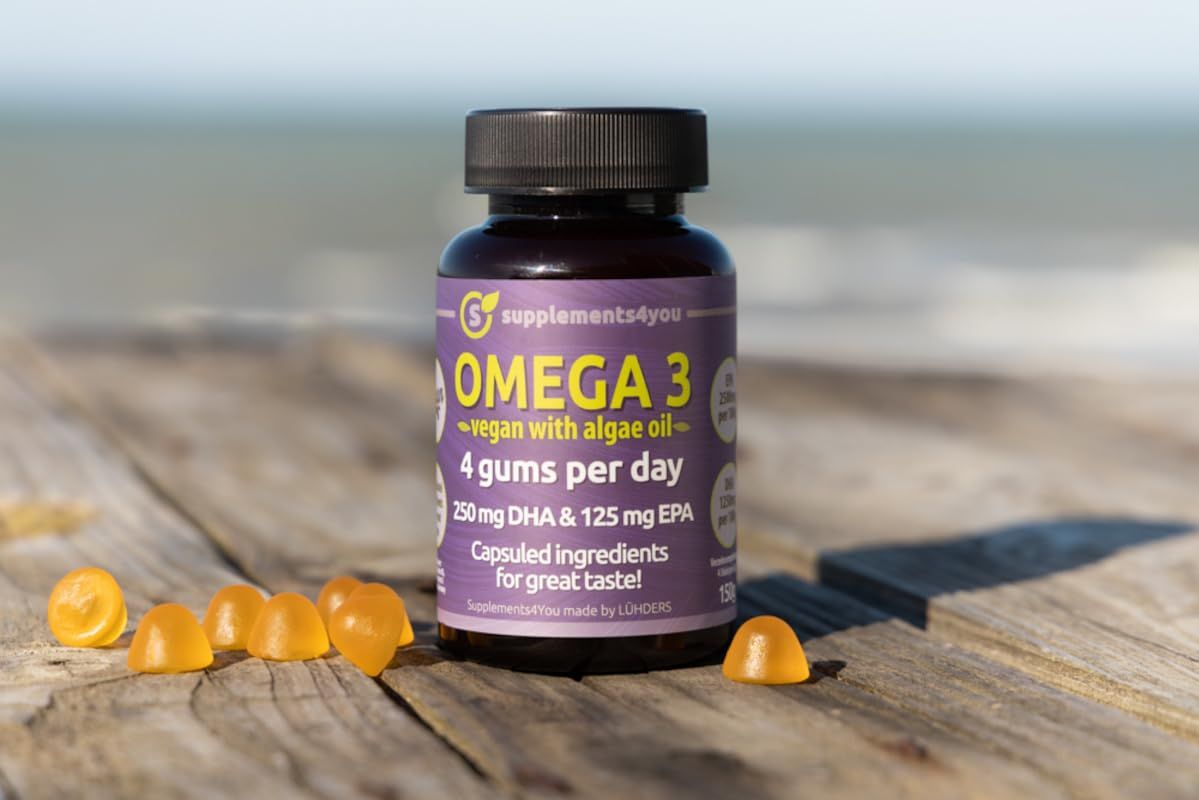 Eine Flasche Lühders Omega 3 Fruchtgummi mit Gummibärchen daneben. Auf dem Etikett steht "Omega 3", "4 gummis per day" und "vegan with algae oil".