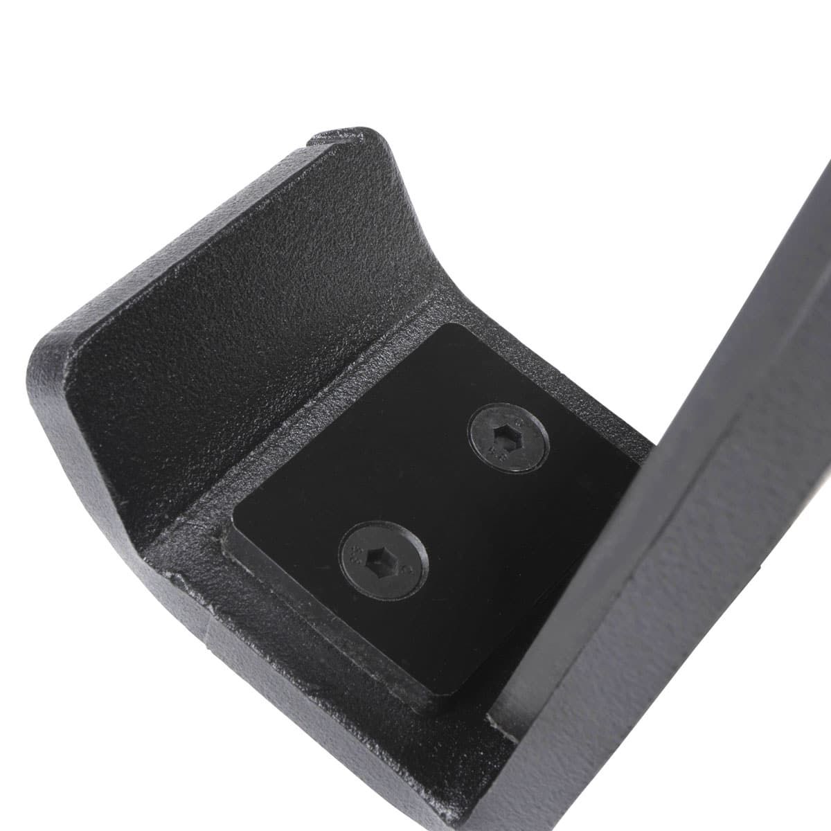Nahaufnahme eines schwarzen J-Hooks. Metall, mit Schrauben befestigt. Detailansicht der Befestigung.