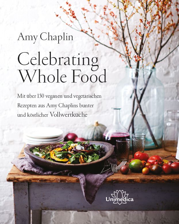 Buchcover mit Titel Celebrating Whole Food von Amy Chaplin. Auf einem Tisch stehen eine Schüssel mit Salat, Gemüse und Früchte.