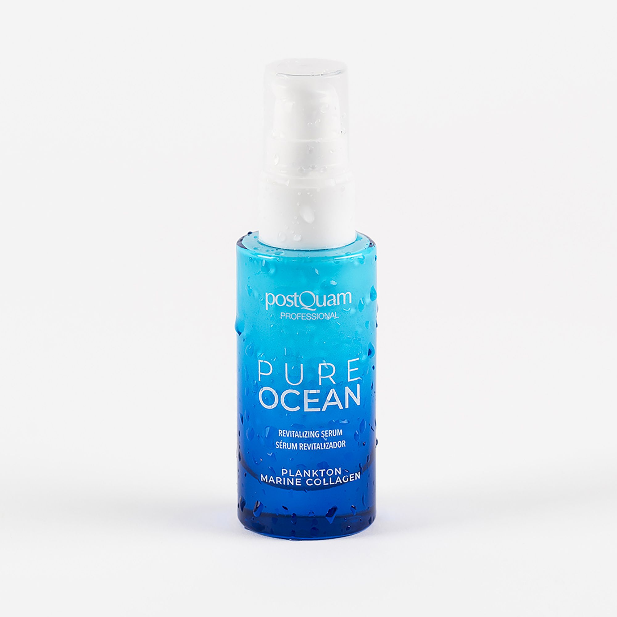 Serumflasche mit blauem Farbverlauf. Aufschrift: Postquam Pure Ocean, Revitalizing Serum, Plankton Marine Collagen. Weißer Pumpkopf.