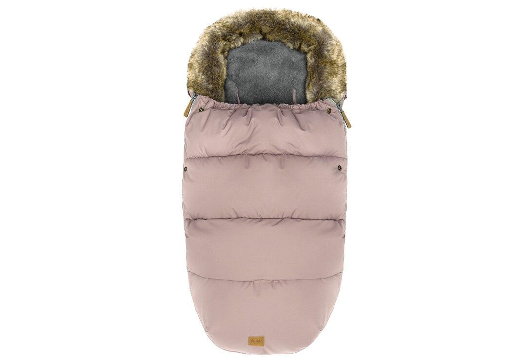 Rosa Winterfußsack mit Kapuze und Fellbesatz. Steppdesign mit Druckknöpfen. Unten kleines Logo.