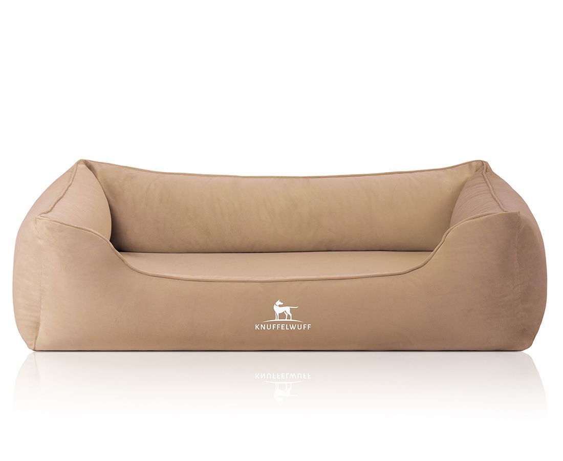 Beigefarbenes orthopädisches Hundebett. Rechteckige Form mit erhöhten Seiten. Knuffelwuff Logo unten rechts.