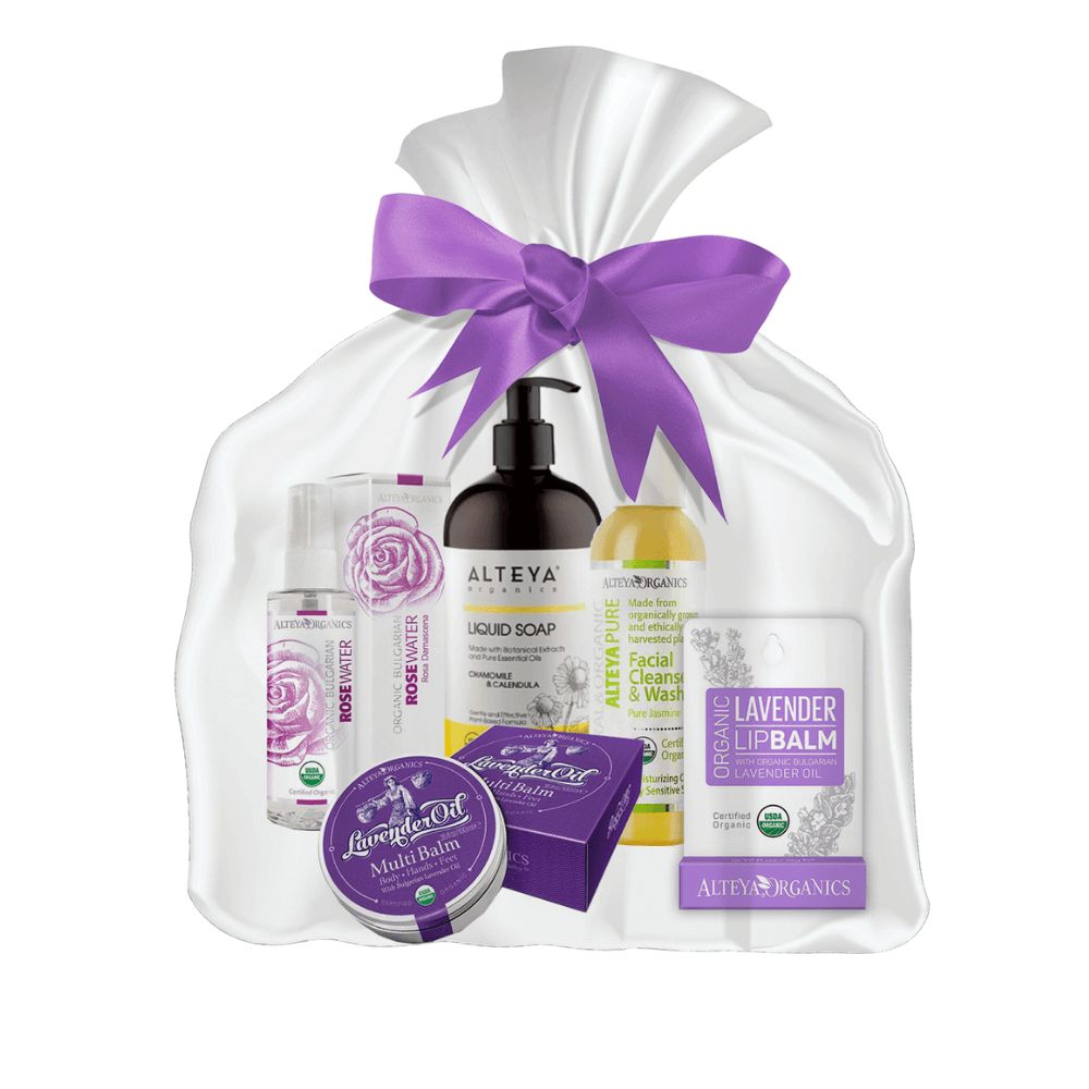 Geschenkset mit Produkten von Alteya Organics. Enthält Rosewater, Flüssigseife, Gesichtsreinigung, Lippenbalsam und Multi Balm.