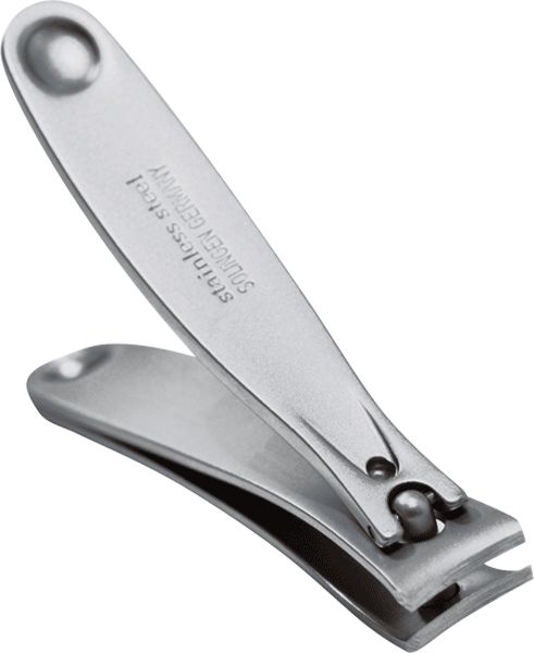 Nagelknipser aus mattiertem Edelstahl. Marke und Herkunft sichtbar. Geöffnete Schneide.