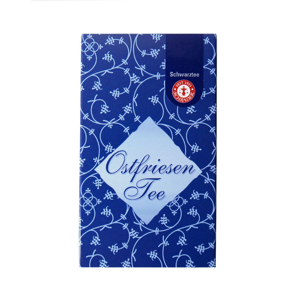 Rechteckige Verpackung mit blauem Muster und Text: Ostfriesen Tee, Schwarzer Tee.