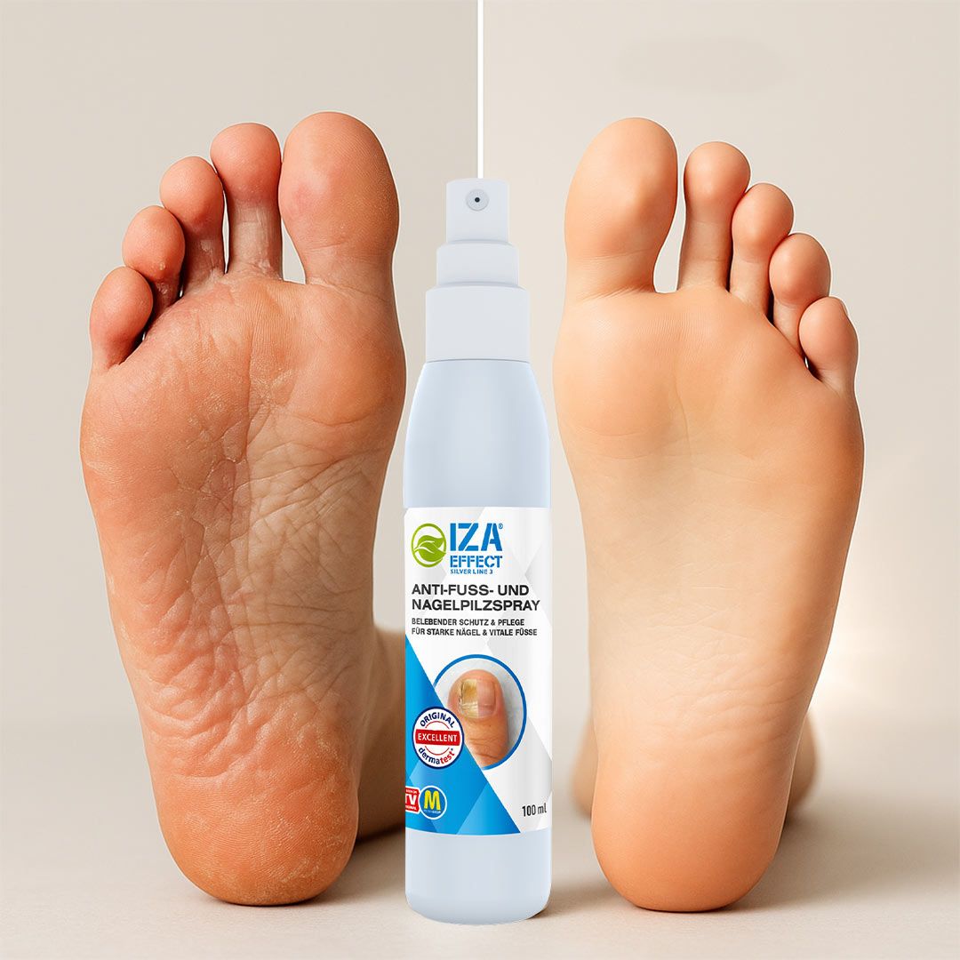 Fuß- und Nagel-Pflege-Spray, weiße Flasche mit grünem Logo, zwischen Füßen. Produktname und Logo deutlich sichtbar.