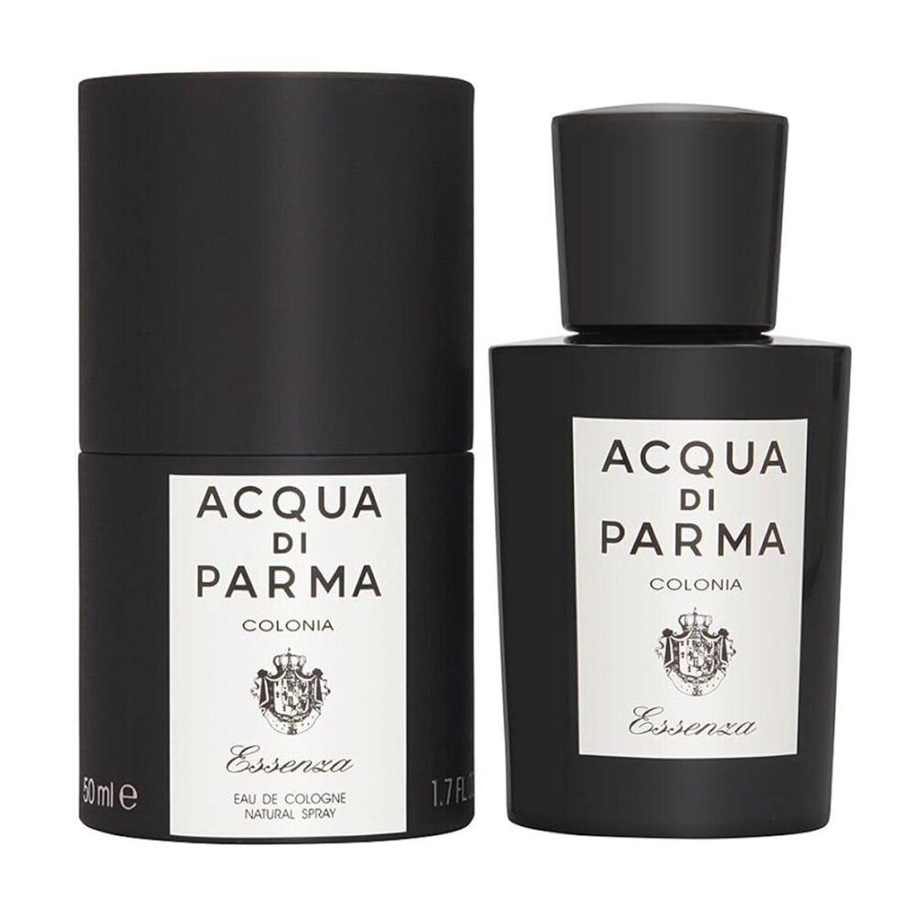 Schwarze Flasche und Verpackung von ACQUA DI PARMA COLONIA ESSENZA. Weißes Etikett. Flasche mit schwarzem Deckel.