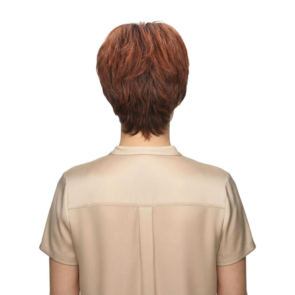 Kurzhaarperücke in Rotbraun. Rückansicht einer Frau mit Perücke und beigem Oberteil.