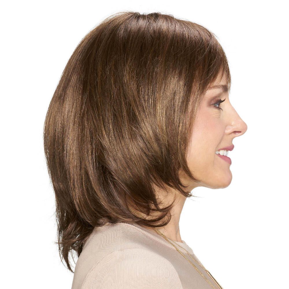 Perücke CALGARY von DELUXE. Braun, schulterlang, mit Pony. Seitenansicht einer Frau mit Perücke.