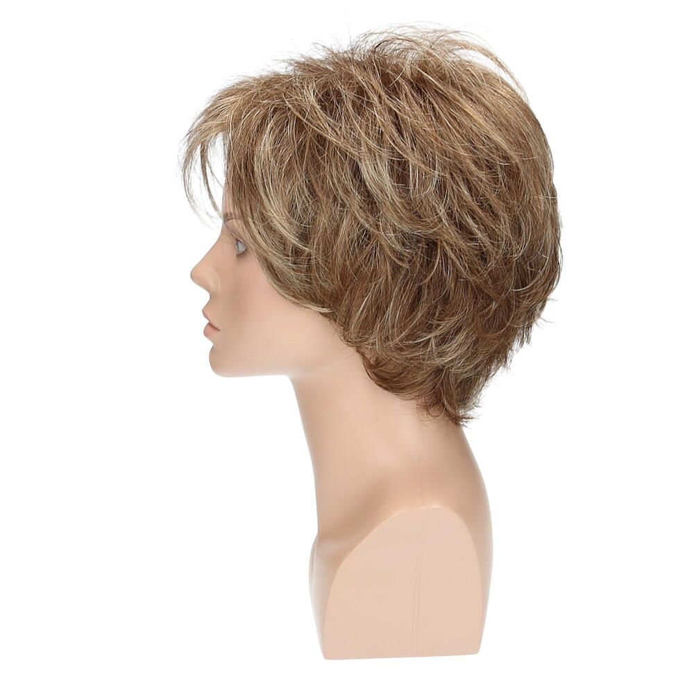 Perücke BRÜGGE auf einem Schaufensterkopf. Kurze, blonde Haare mit Strähnen. Seitenansicht.