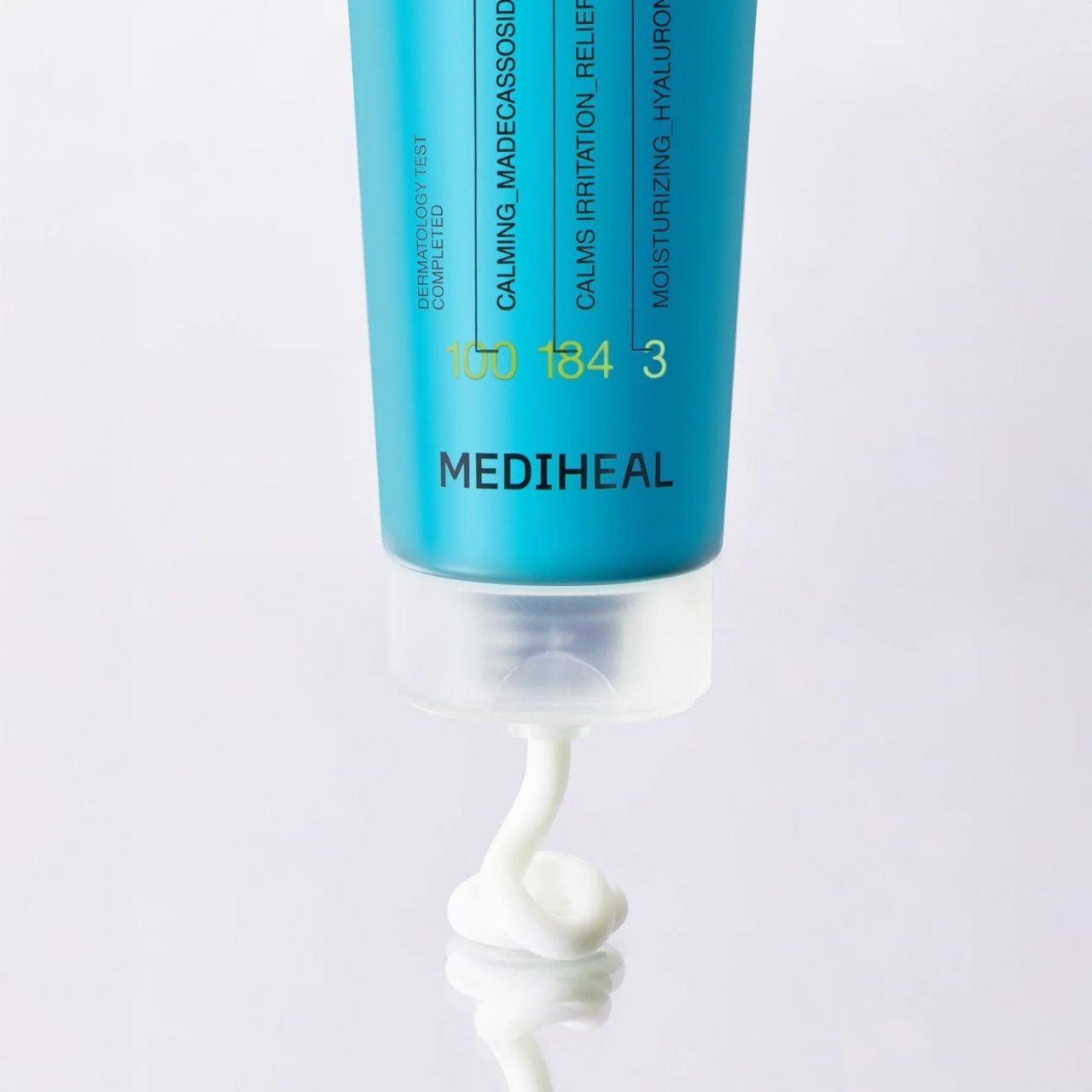 Weiße Reinigungspaste wird aus der geöffneten Tube MEDIHEAL Madecassoside Cleanser gedrückt.