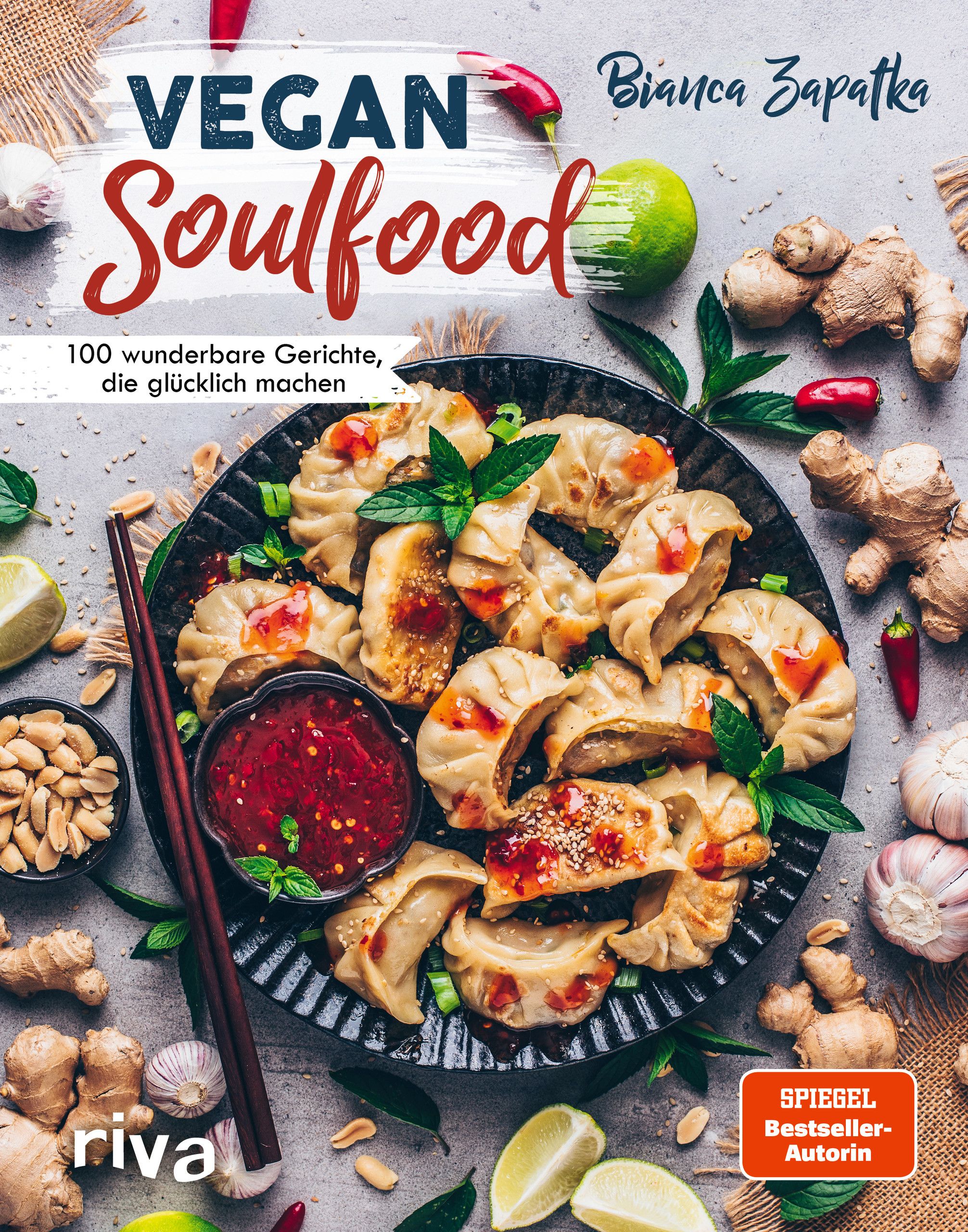 Kochbuch "Vegan Soulfood" mit Schriftzug, Autorin Bianca Zapatka, 100 Rezepte. Auf Teller: Teigtaschen, Soße, Limette, Erdnüsse, Knoblauch, Ingwer.