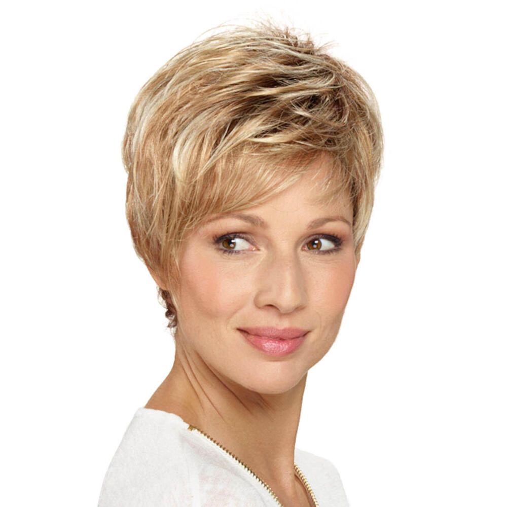 Kurzhaarperücke, blond-meliert. Frau mit weißem Oberteil, Blick zur Seite.