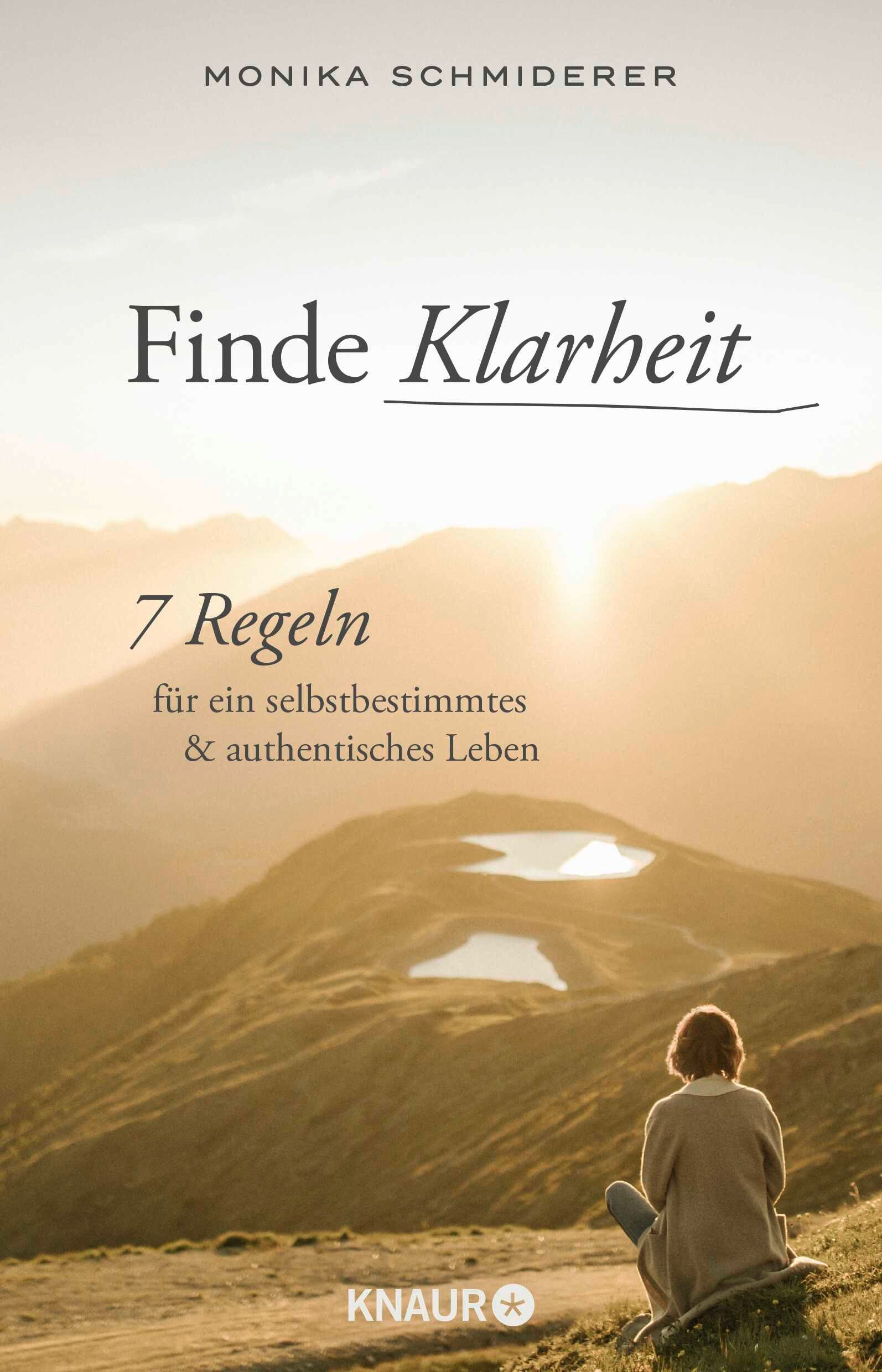 Buchcover mit Titel "Finde Klarheit". Autorin Monika Schmiderer. Landschaft mit Person, die auf Berge blickt. Verlag Knaur.