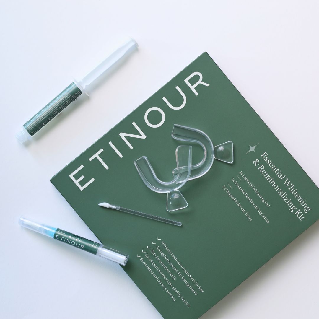 Etinour Essential Whitening Kit. Enthält Gel, Serum, Mundschienen und Applikator. Auf grünem Karton. Text: Essential Whitening & Remineralizing Kit.