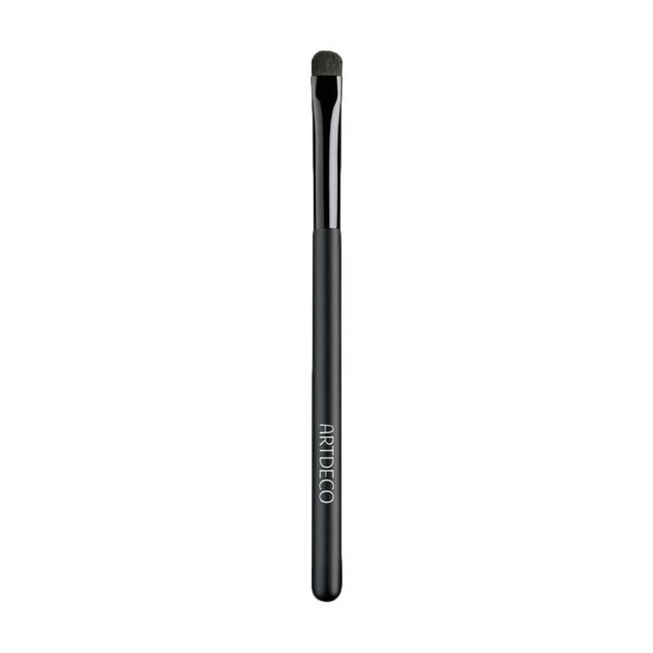 Artdeco Smokey Eye Brush. Schwarzer Griff, metallische Fassung, flache, dunkle Borsten. Markenschriftzug auf dem Griff.