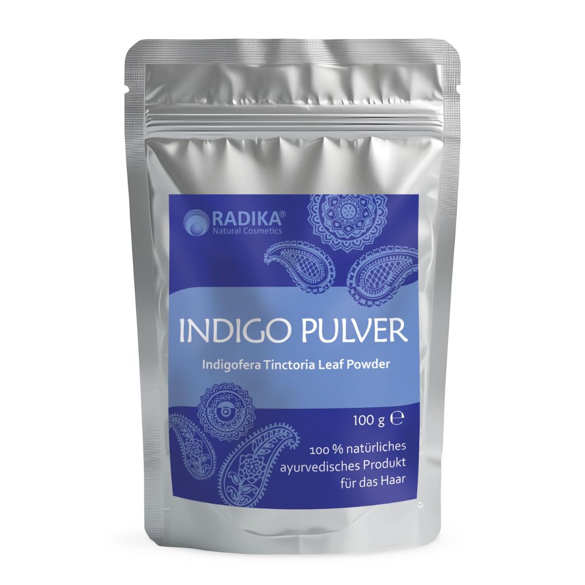 Silberfarbene Beutel mit blauem Etikett. Aufschrift: Indigo Pulver, Indigofera Tinctoria Leaf Powder, 100 g, 100 % natürliches ayurvedisches Produkt.