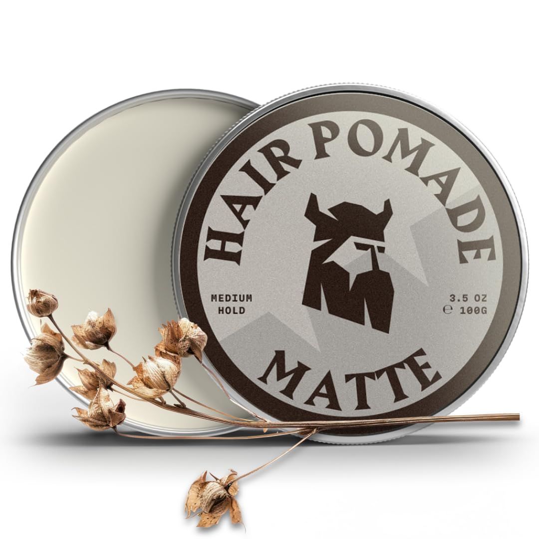 Haarpomade in runder Dose. Deckel mit Schriftzug: HAIR POMADE, MATTE. Logo eines Wikingerkopfes. Inhalt: 100g.