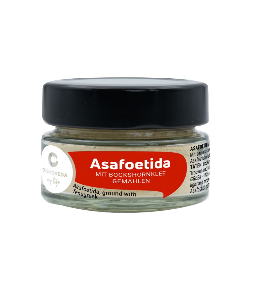 Glas mit Asafoetida-Pulver. Schwarzer Deckel. Roter Aufkleber mit Text: Asafoetida, mit Bockshornklee gemahlen.