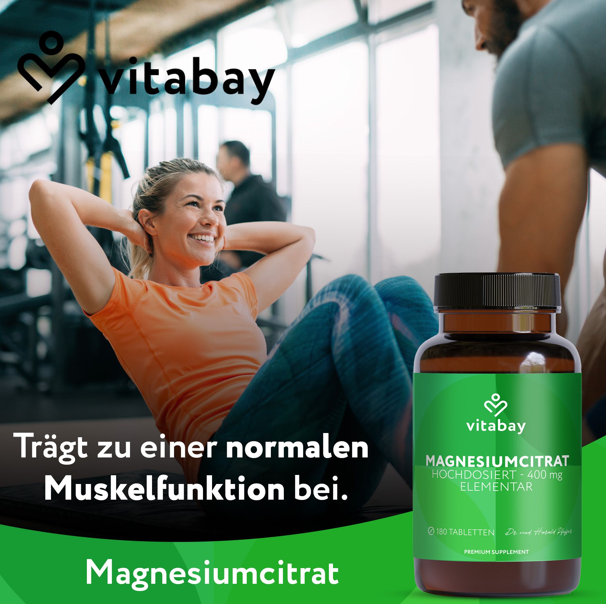 Frau trainiert im Fitnessstudio. Vitabay-Logo. Text: Trägt zu einer normalen Muskelfunktion bei. Magnesiumcitrat.