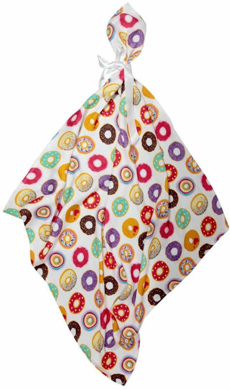 Musselin-Tuch mit Donut-Muster. Quadratisch, weiß mit bunten Donuts. Schleife zum Aufhängen.