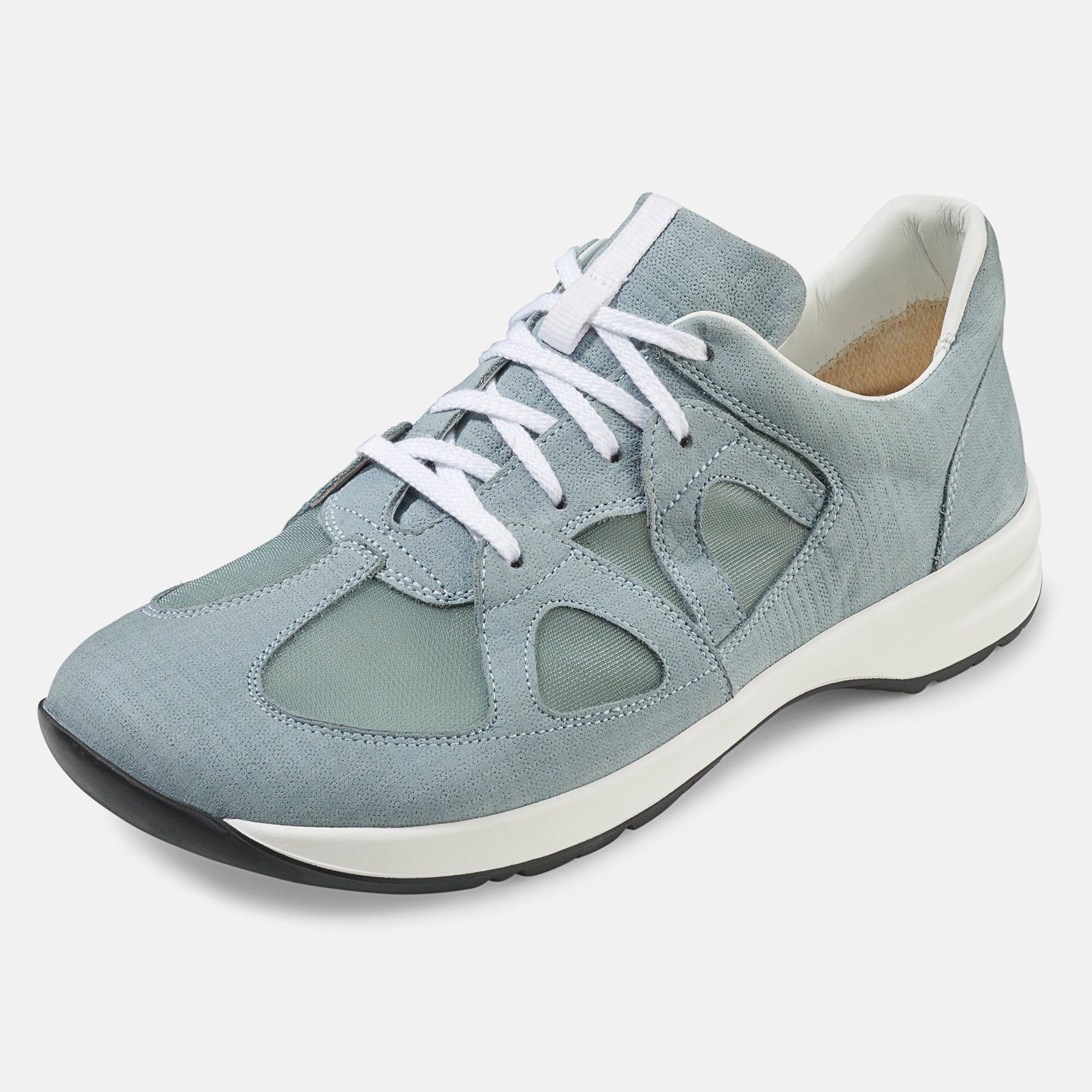 Hellblauer Damenschnürschuh. Breite Passform. Weiße Schnürsenkel und Sohle. Schwarze Laufsohle. Mesh-Einsätze.