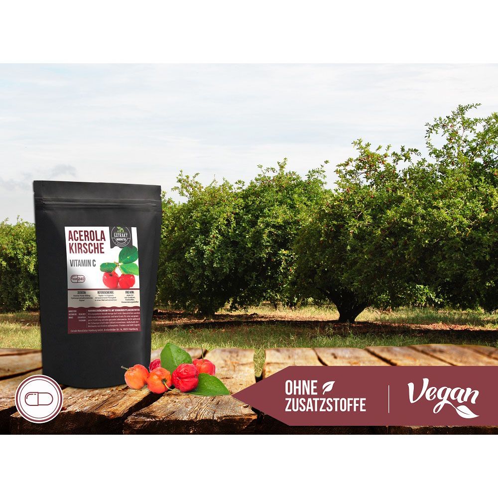 Schwarzer Beutel mit Acerola Kirsche Vitamin C auf Holztisch. Im Hintergrund Bäume. Vegan-Siegel und Kapsel-Symbol.
