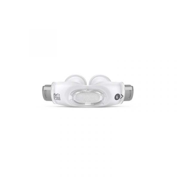 Nasenmaske mit zwei Nasenpolstern. Weißes Kunststoffmaterial. Auf der Seite steht "AirFit P30i" und ein Pfeil mit dem Buchstaben "L".