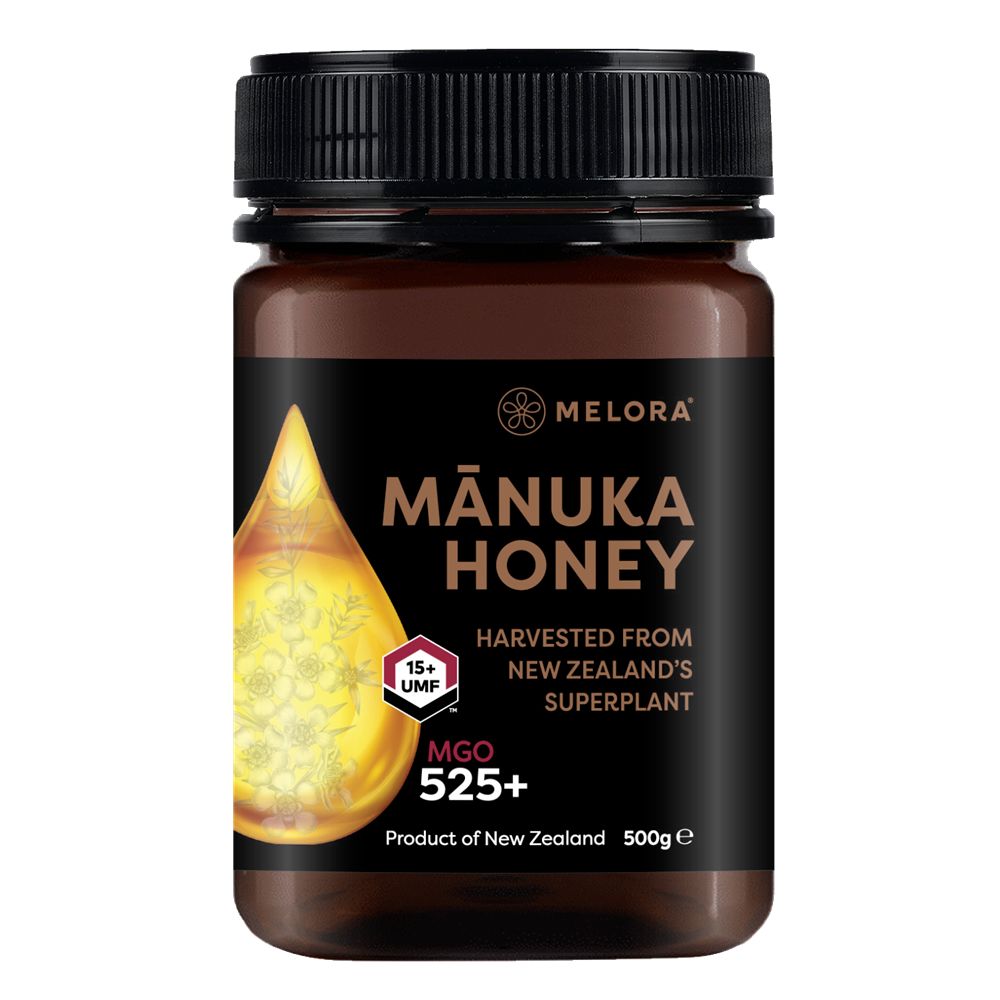 Braune Honigglas mit schwarzem Deckel. Aufschrift: MĀNUKA HONEY, MGO 525+, Melora. Hergestellt in Neuseeland.